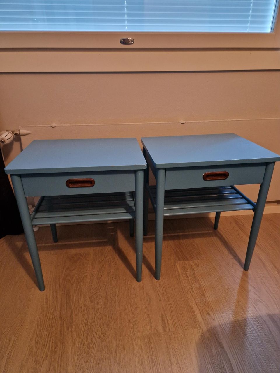 2 sinistä retro yöpöytää
