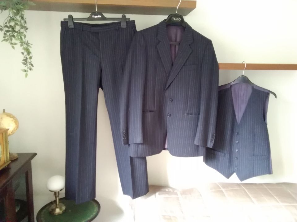 Miesten Kestilä puku, tummansin/liituraita, 45% villaa, C50, TARKAT MITAT