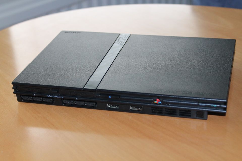 Playstation 2 PS2 pelikonsoli slim pieni peli konsoli musta