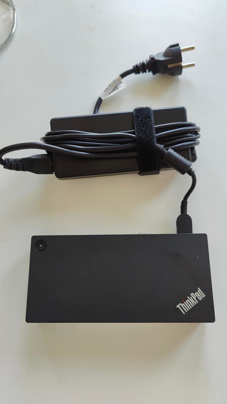 Lenovo Thinkpad USB-C Dock telakka ja virtalähde