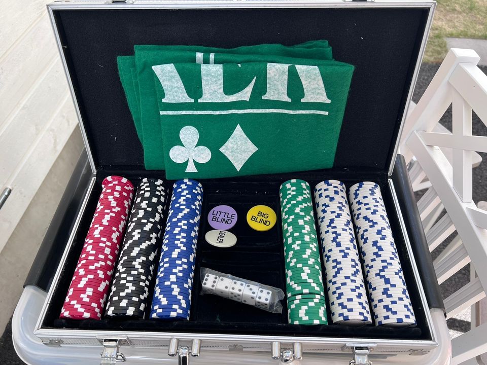 Texas Hold'em -pokerisetti laukussa