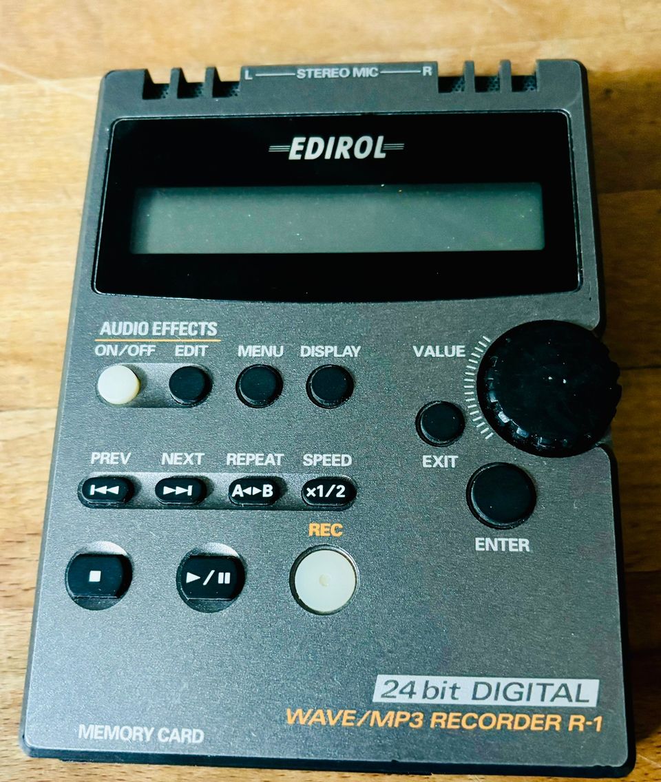 Roland Edirol R-1 Wave Mp3 Recorder /äänitin