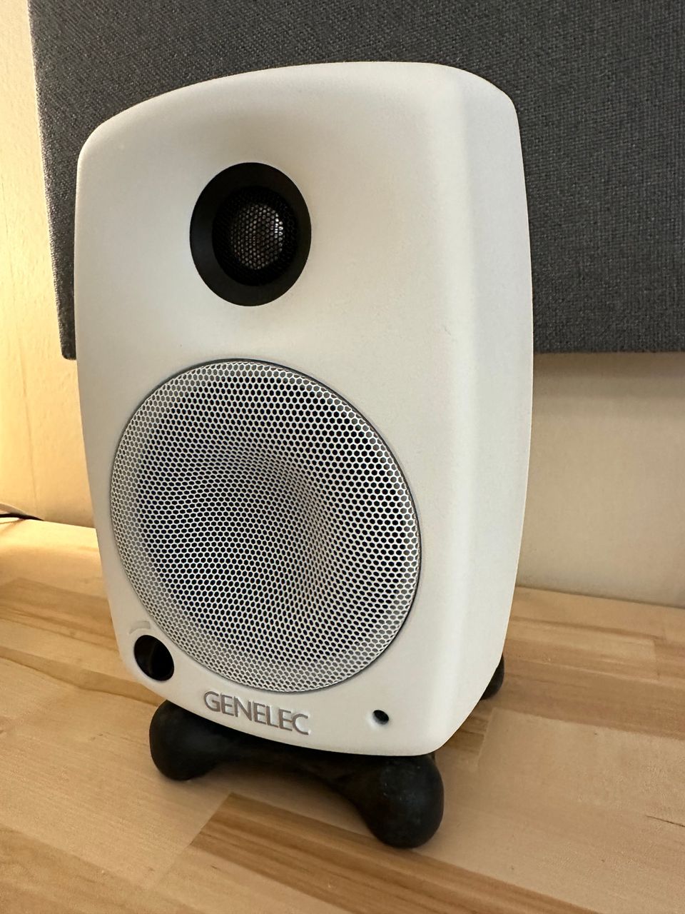 Genelec 8020a valkoinen kaiutin