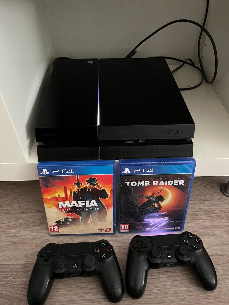 PlayStation 4 + 2 controllers + games