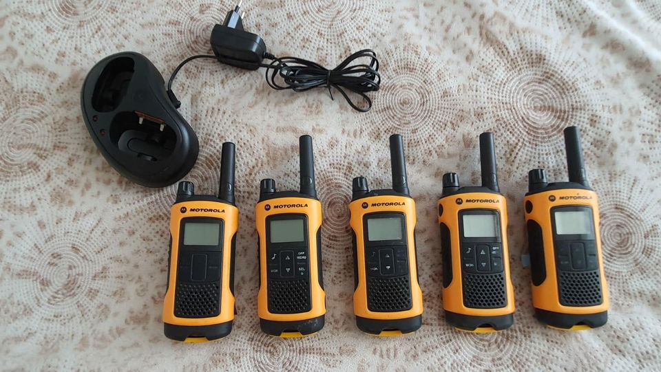 Radio puhelimet  Motorola 5 kpl ja laturi