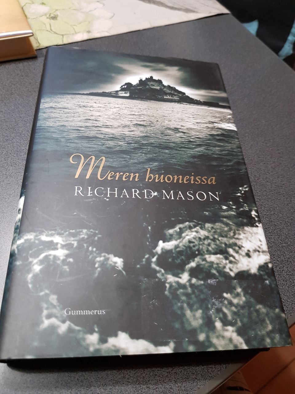 Meren huoneissa. Richard Mason.