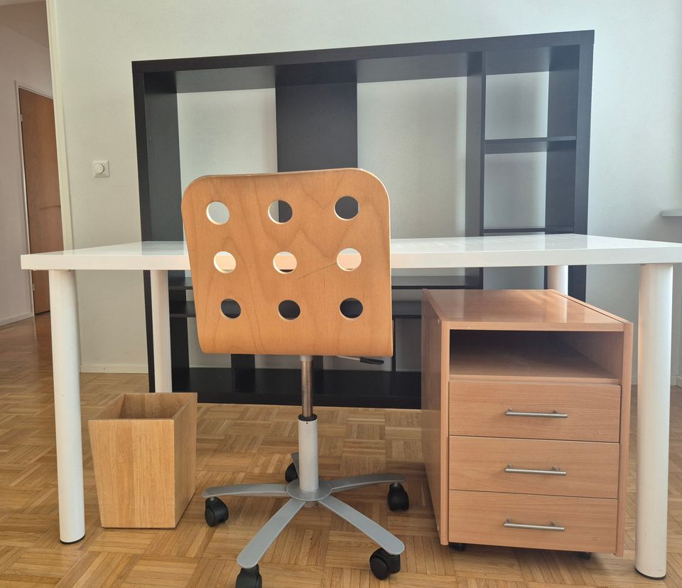 Työpöytä ja -tuoli, vetolaatikosto, paperikori ja hylly