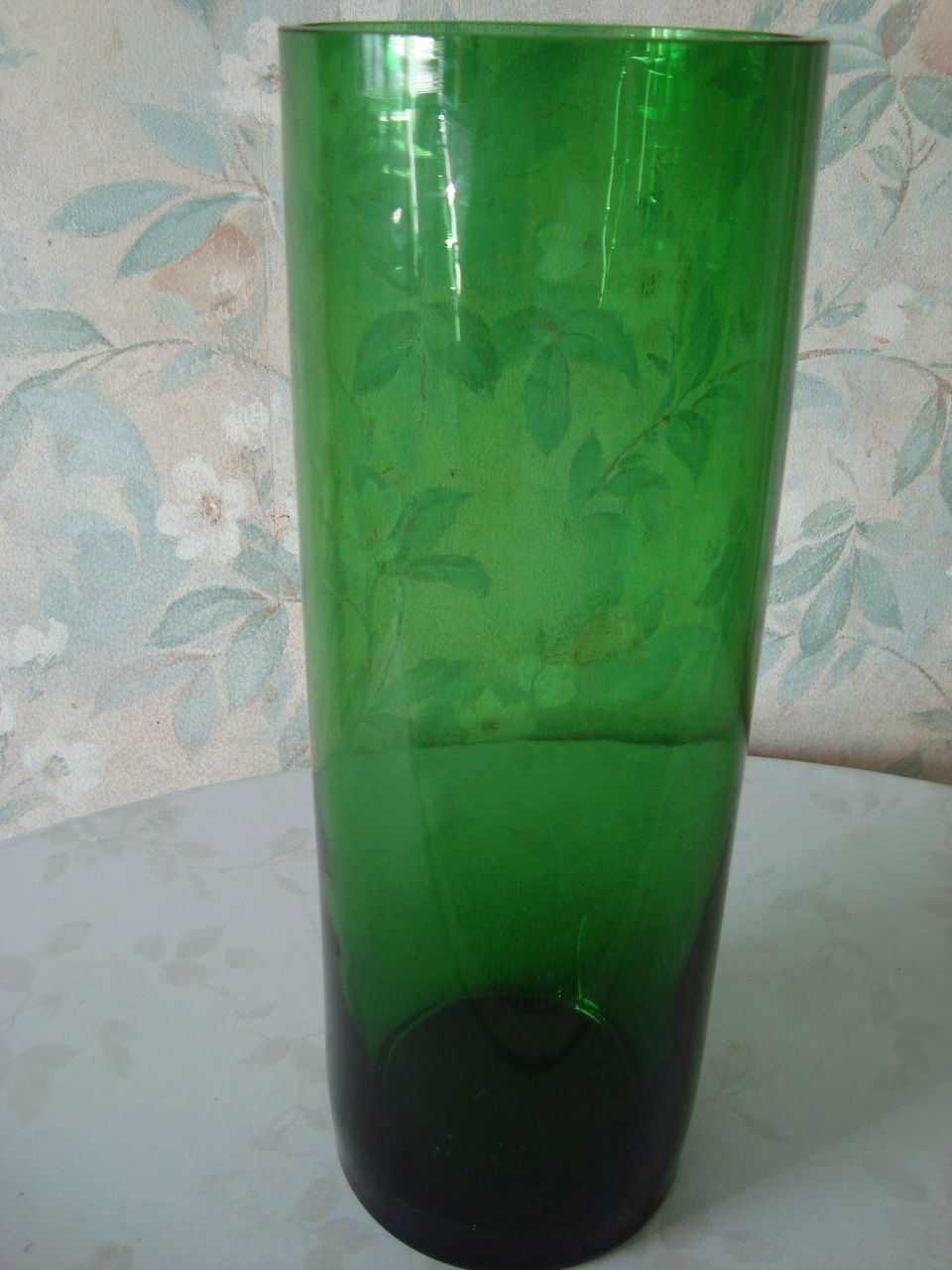 Vihreä, korkea lasimaljakko