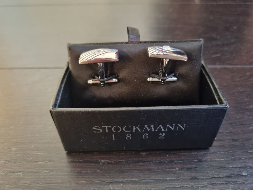 Uudet kalvosinnapit, Stockmann