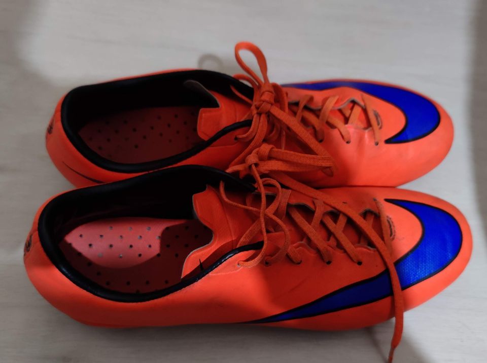 Nike jalkapallo kengät 39