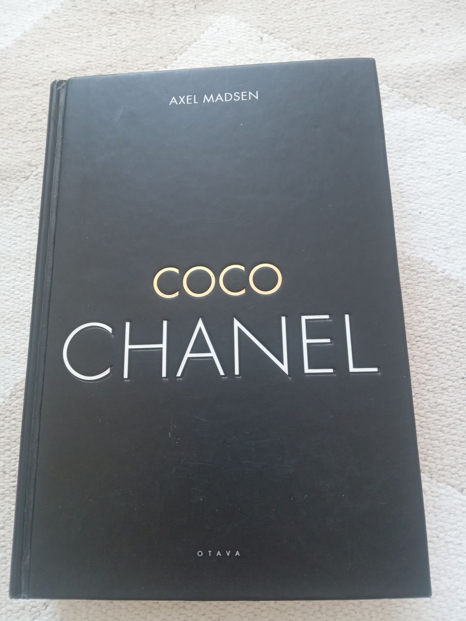 Chanel Axel Madsen kirja 400 sivuinen