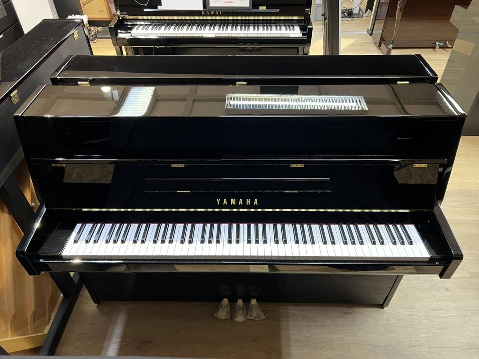 Yamaha B-1 Käytetty akustinen piano, kiiltävä musta