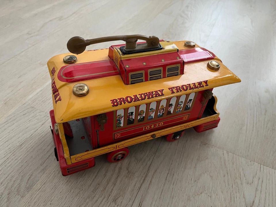 Vintage Tin Litho Toy Broadway Trolley -raitiovaunu