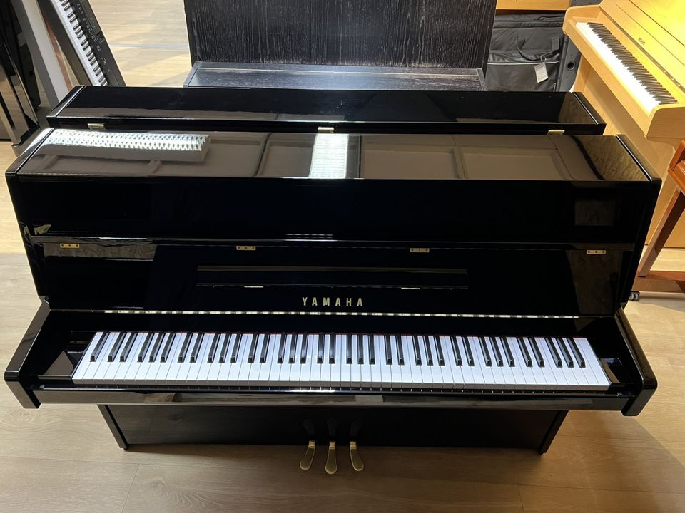 Yamaha B-1 Käytetty akustinen piano, kiiltävä musta