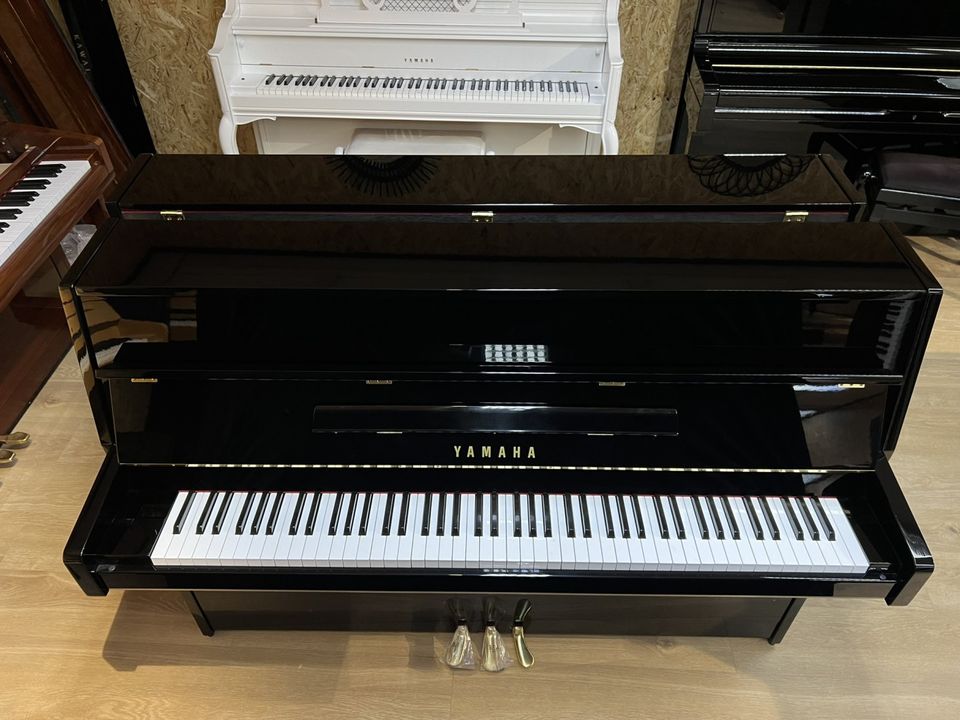 Yamaha B-1 Käytetty akustinen piano, kiiltävä musta
