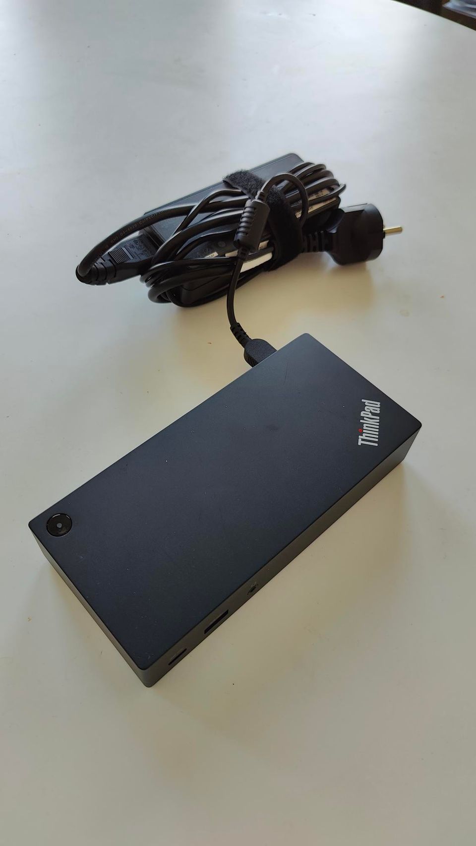 Lenovo Thinkpad USB-C Dock telakka ja virtalähde