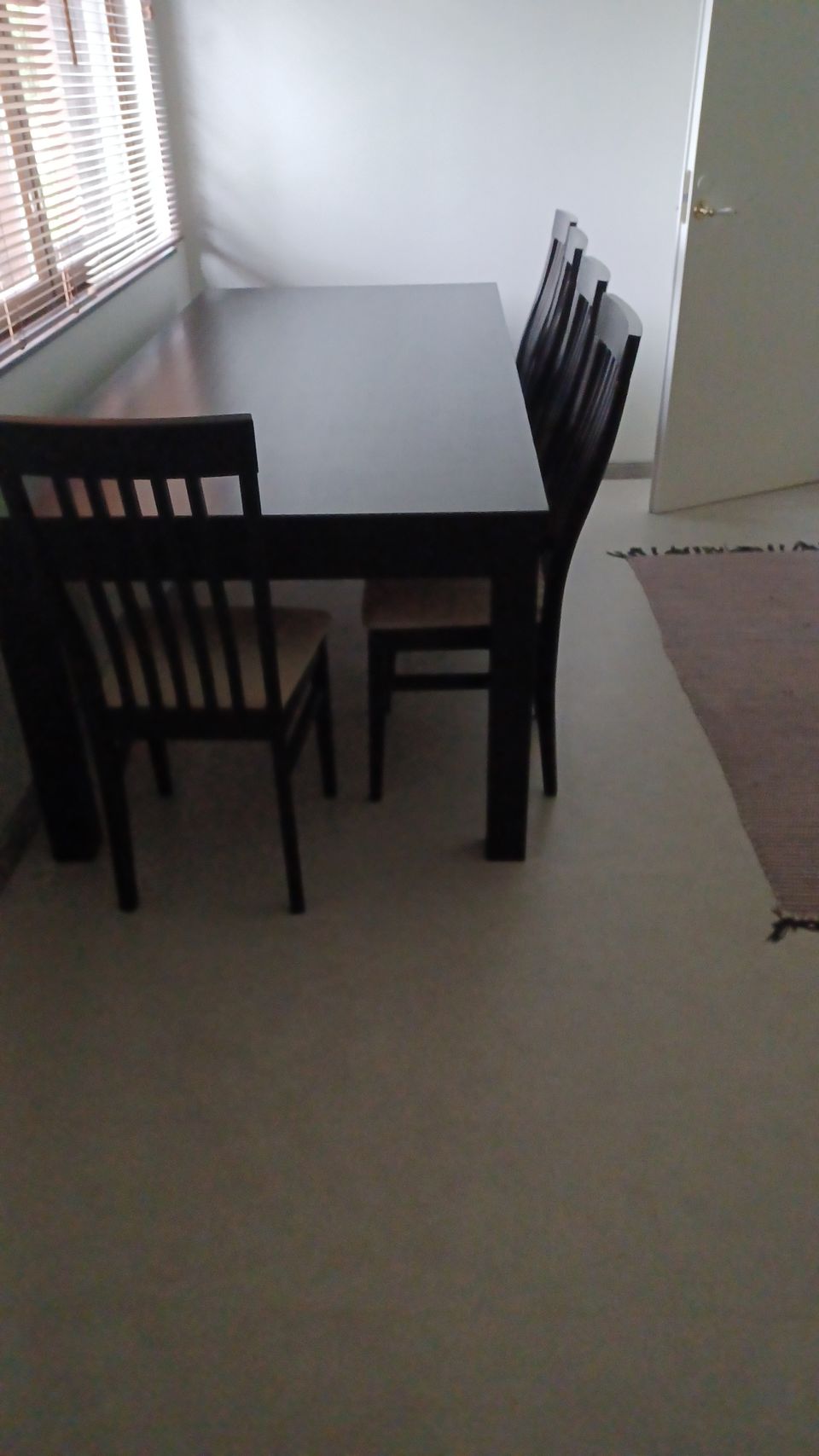 Ruokapöytä ja kahdeksan tuolia