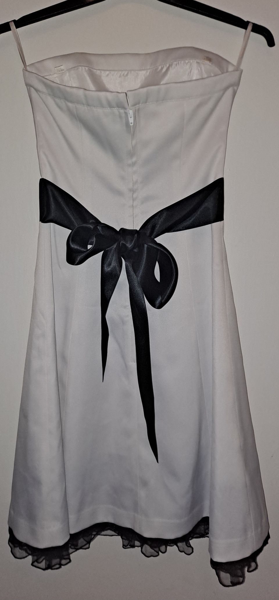 Valkoinen olkaimeton mekko mustalla koristenauhalla koko 32