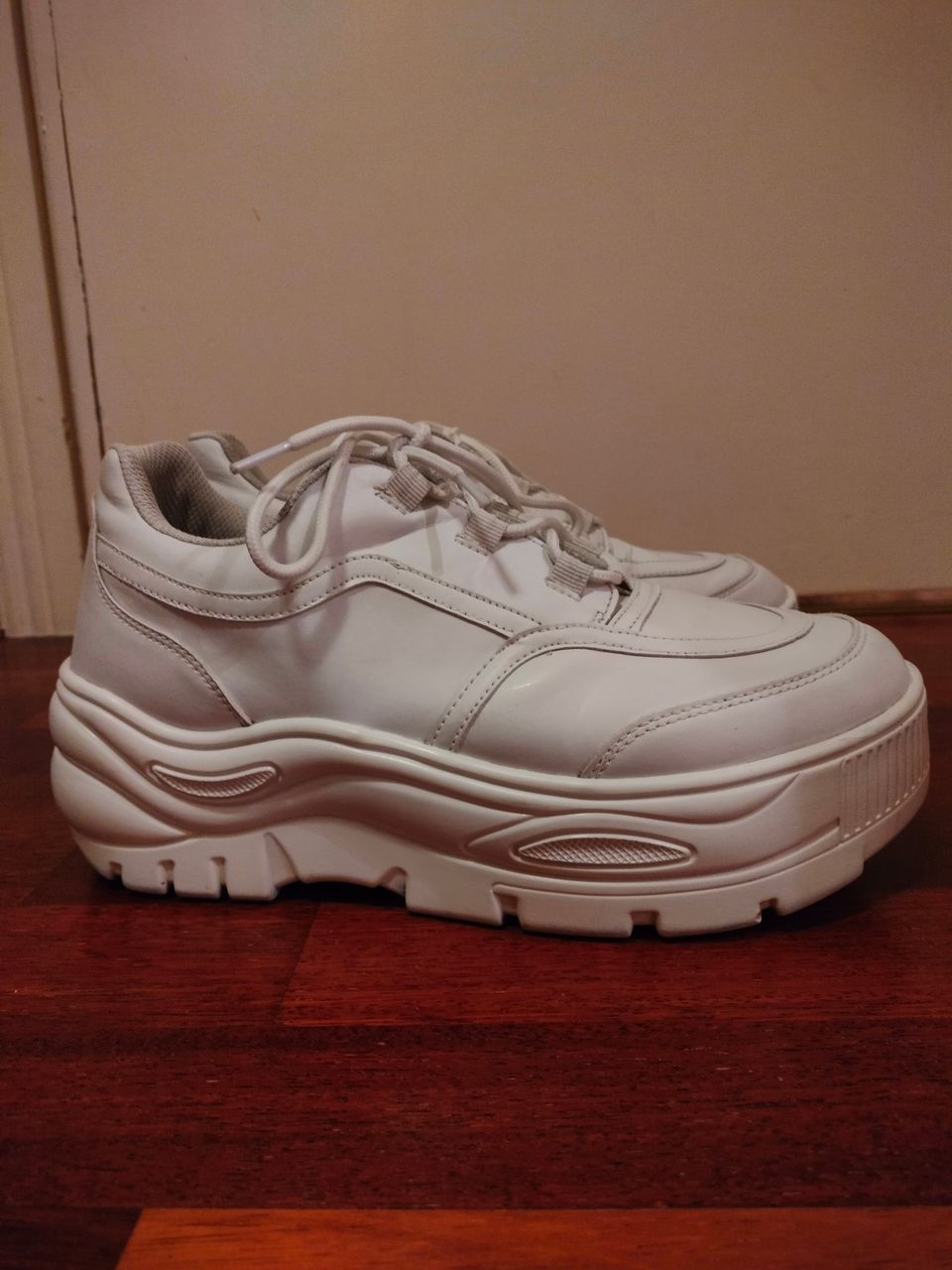 Korkeapohjaiset valkoiset kengät