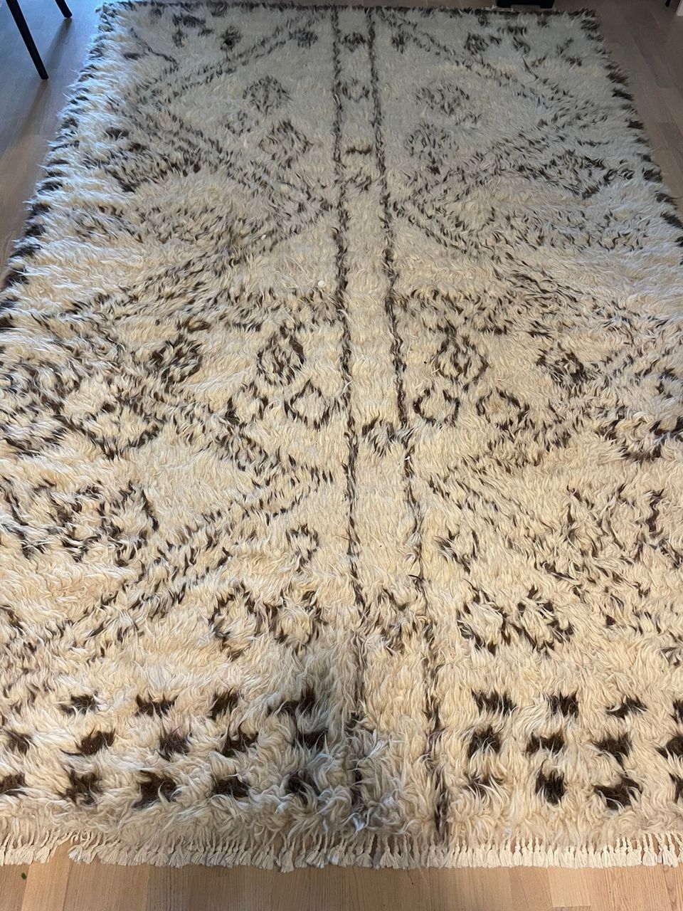 Kaunis, villainen, käsin solmittu Berber-matto
