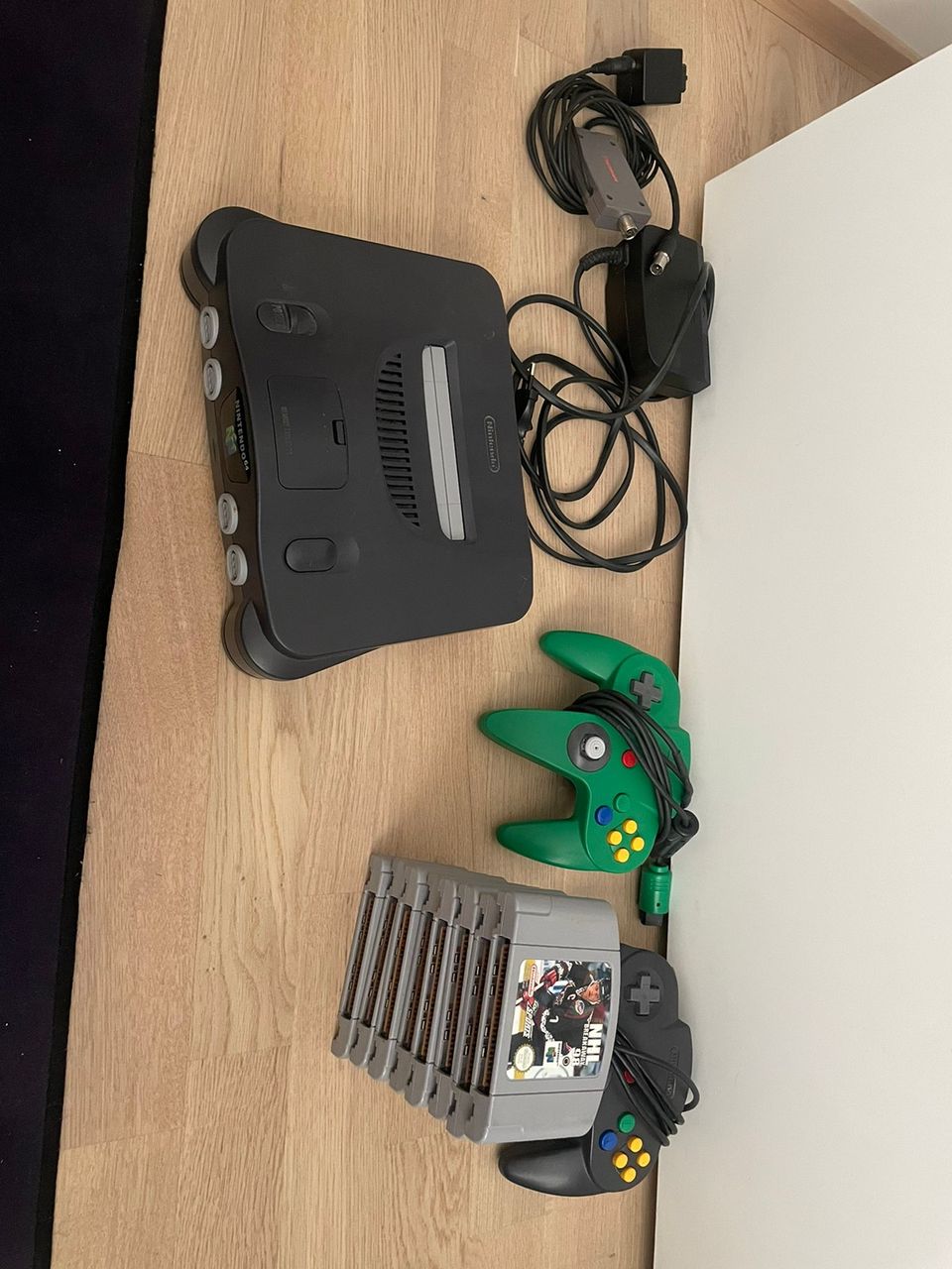 Nintendo 64 konsoli, 2 ohjainta ja 8 peliä