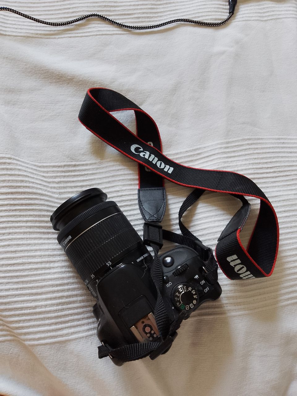 Hyväkuntoinen Canon EOS 100D pieni järjestelmäkamera