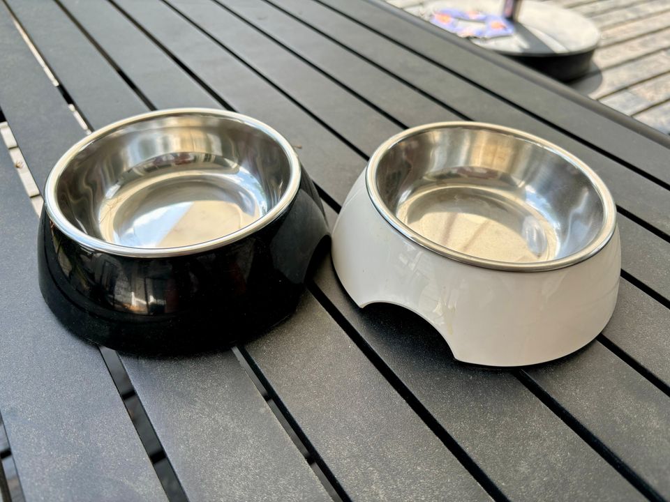 Kaksi koiran tai kissan ruokakuppia