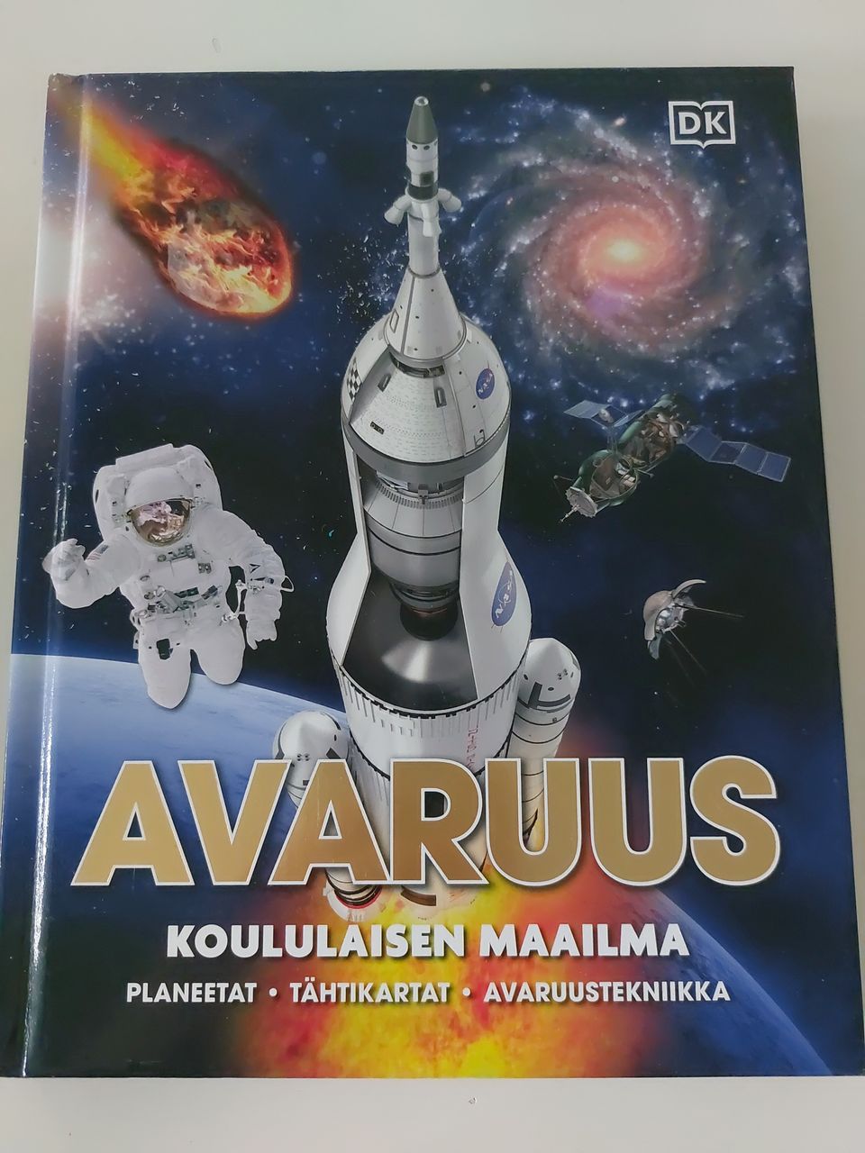 Avaruus / koululaisen maailma kirja