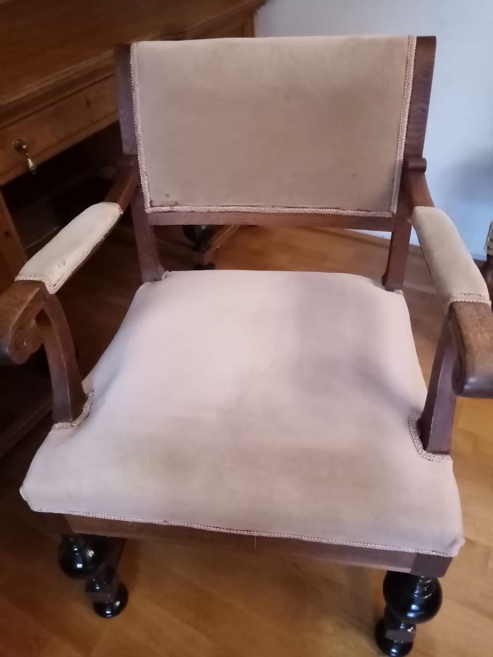 Tamminen käsinojallinen tuoli