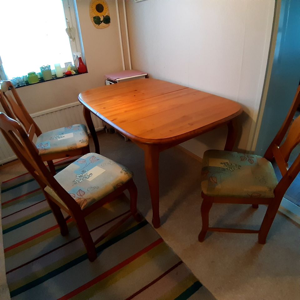 Kaunis antiikkipetsattu mäntyinen pöytä ja kolme tuolia