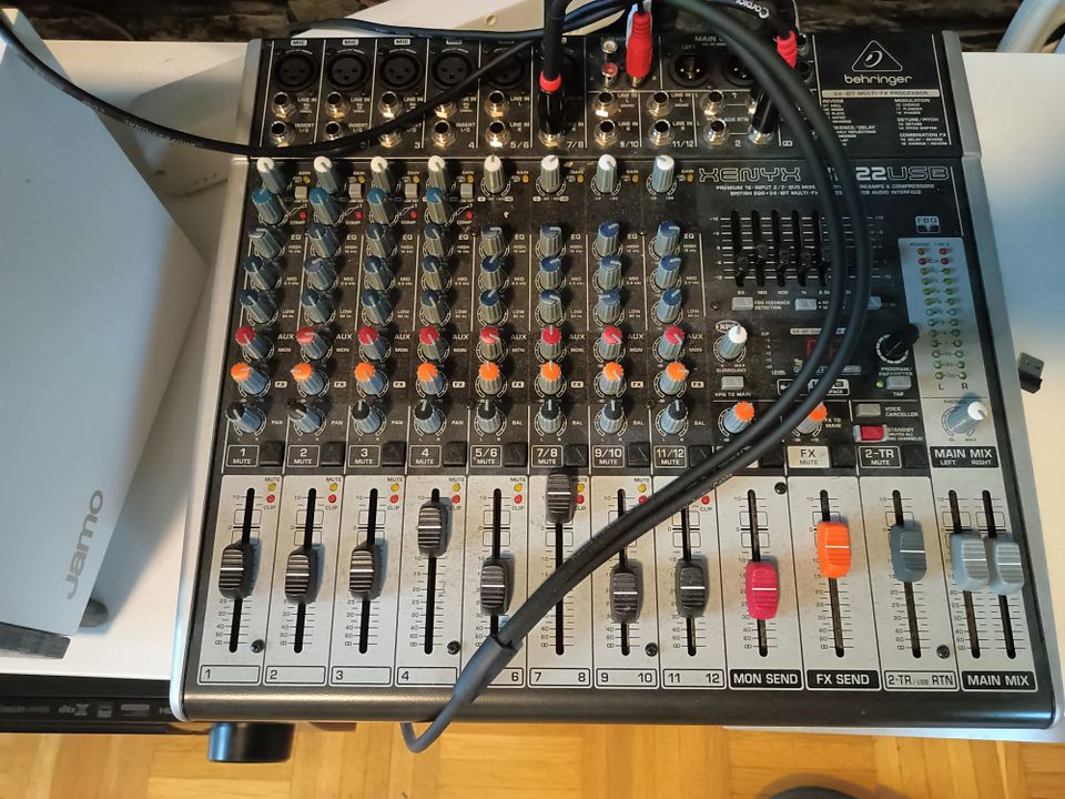 Behringer Xenyx X1222USB -kompaktimikseri