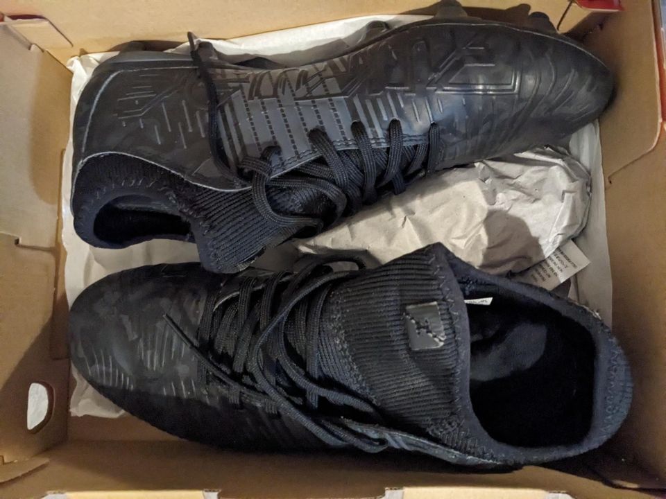 Football shoes 9.5 uk