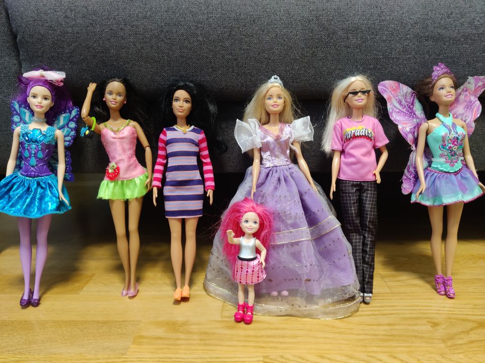 6 Barbie nukkeja