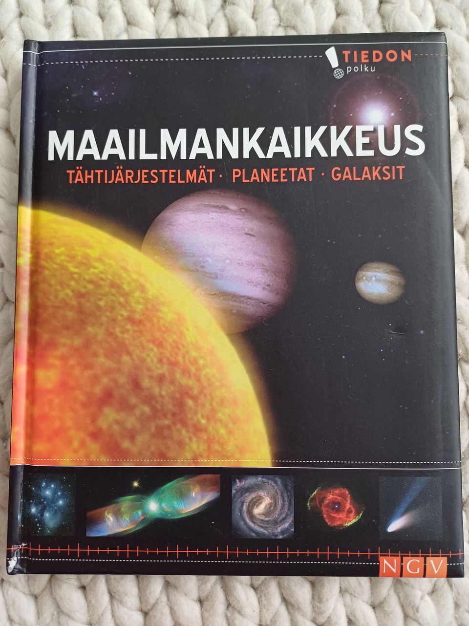 Maailmankaikkeus -kirja