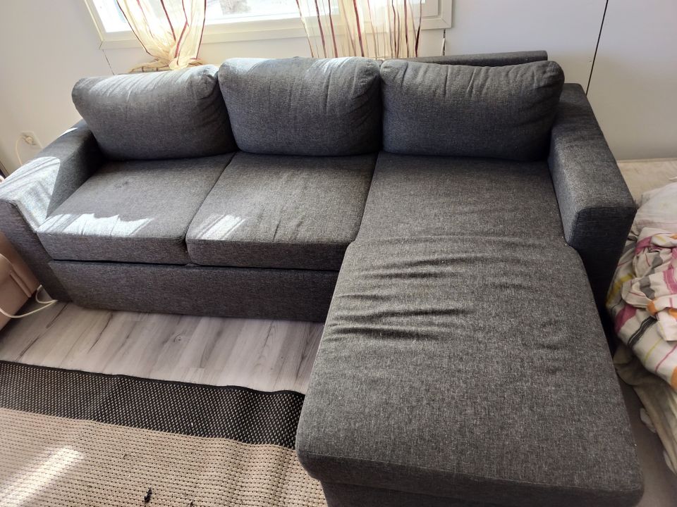 Harmaa divaani sohva