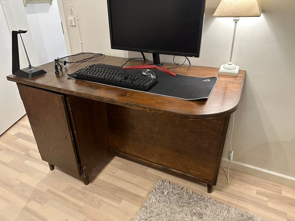 Vanha puinen työpöytä