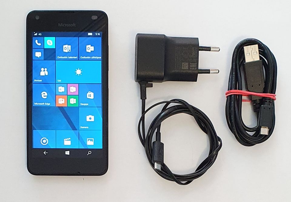Lumia 550 Win 10 4G LTE tarvikkeineen kunnossa
