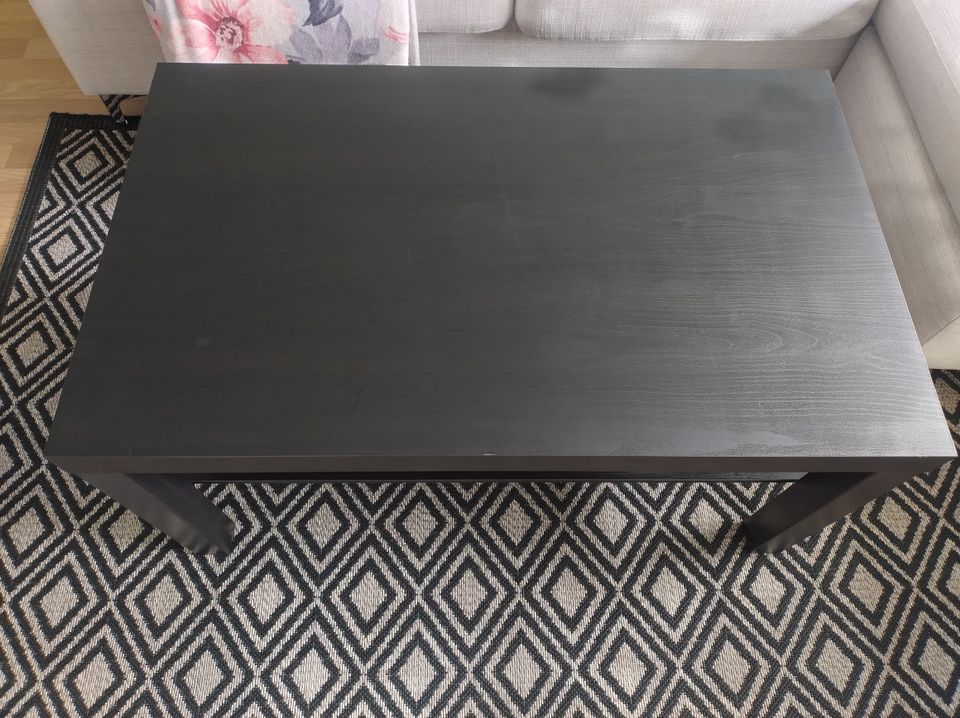 Ikean Lack-sohvapöytä, musta/ruskea