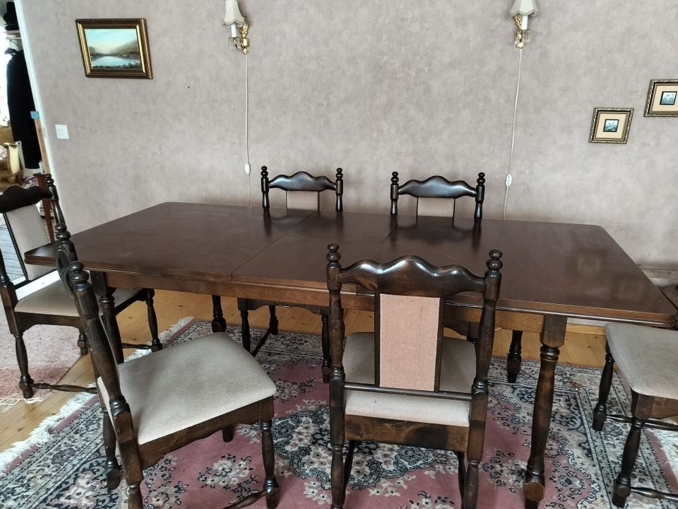 Antiikkinen ruokapöytä ja tuolit