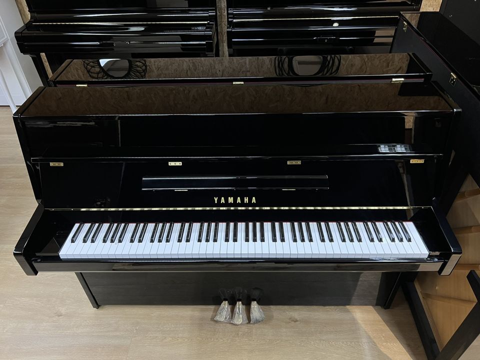 Yamaha B-1 Käytetty akustinen piano, kiiltävä musta