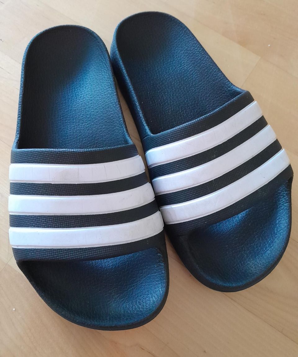 Adidas sandaalit / lipokkaat