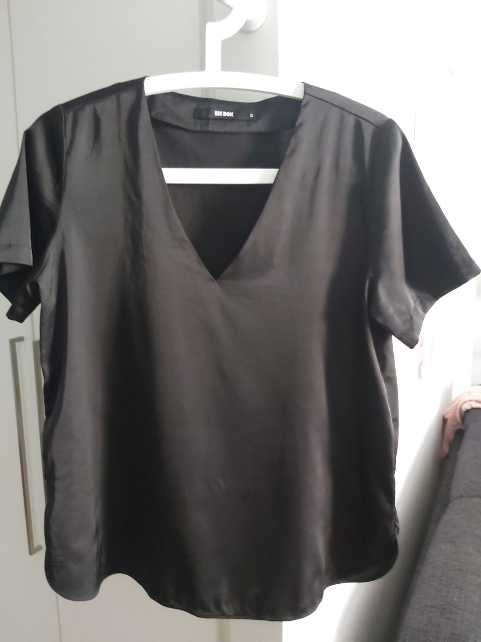 Musta lyhythihainen paita, koko S/oversize. Bik Bok
