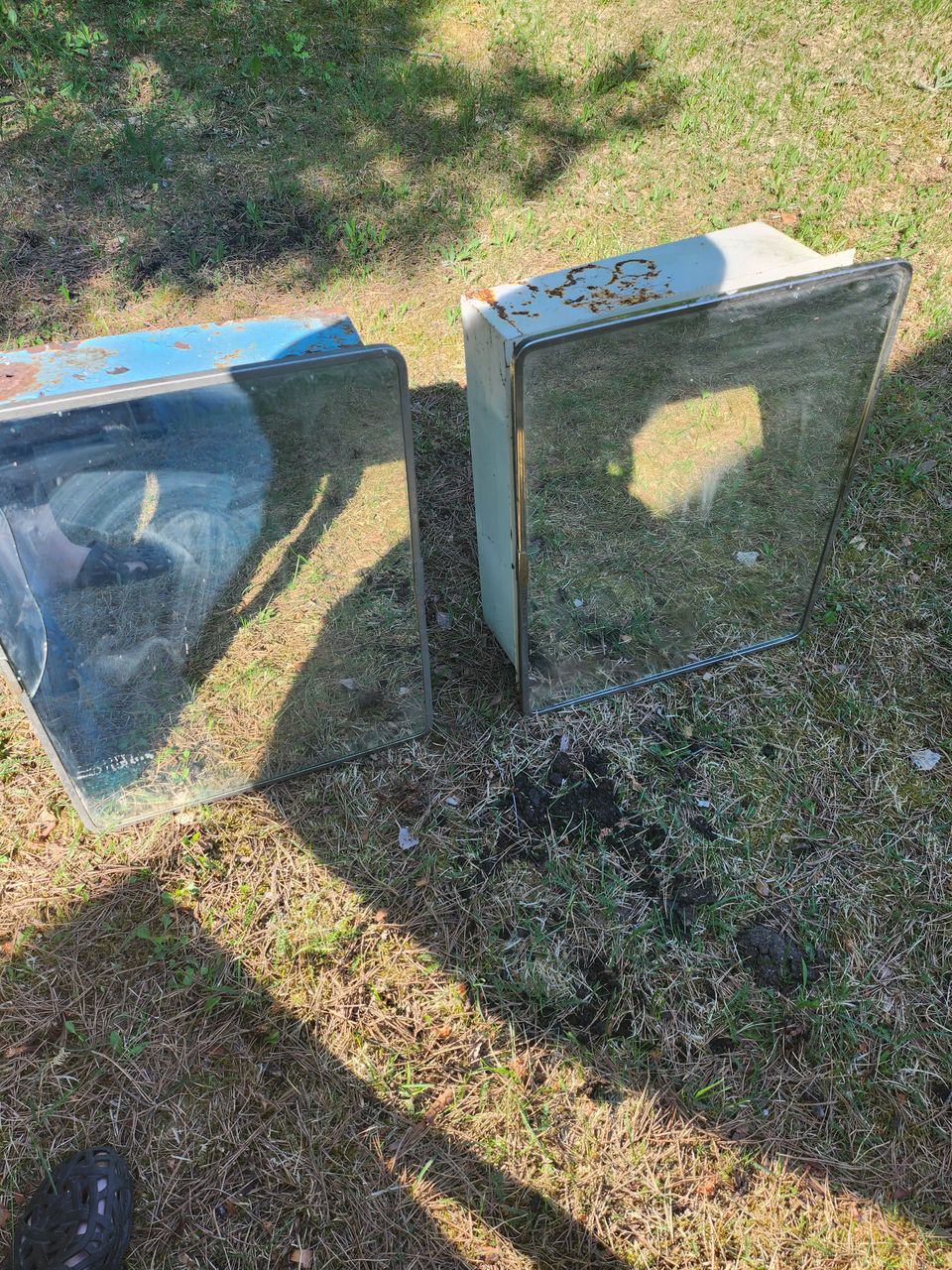 2kpl vanhoja -60 luvun peilikaappeja entisöitäväksi
