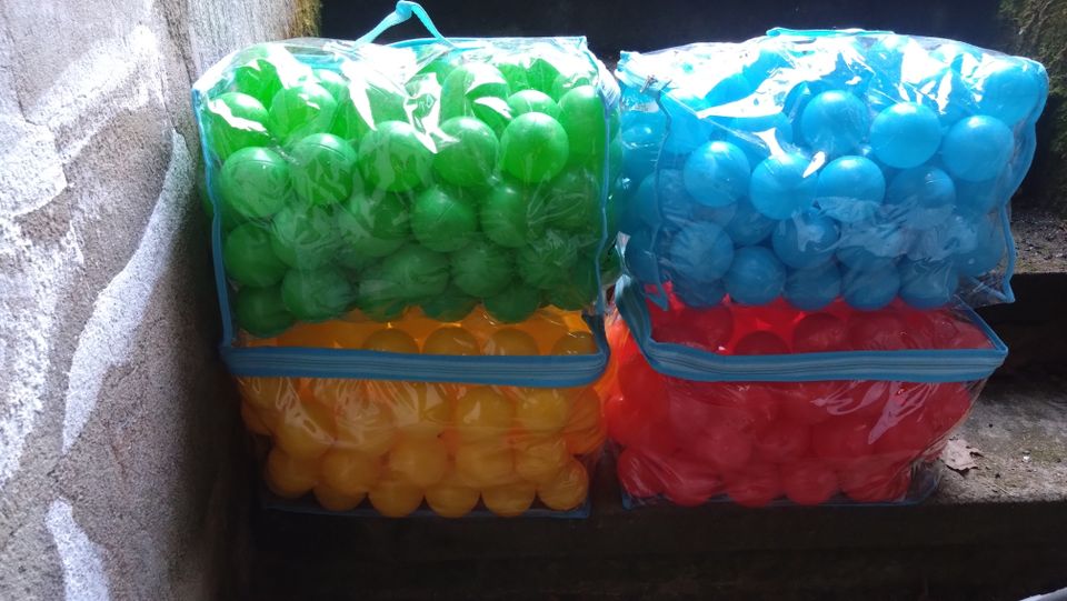 muovipallo 4 väriä ja sisältää uima-altaan
