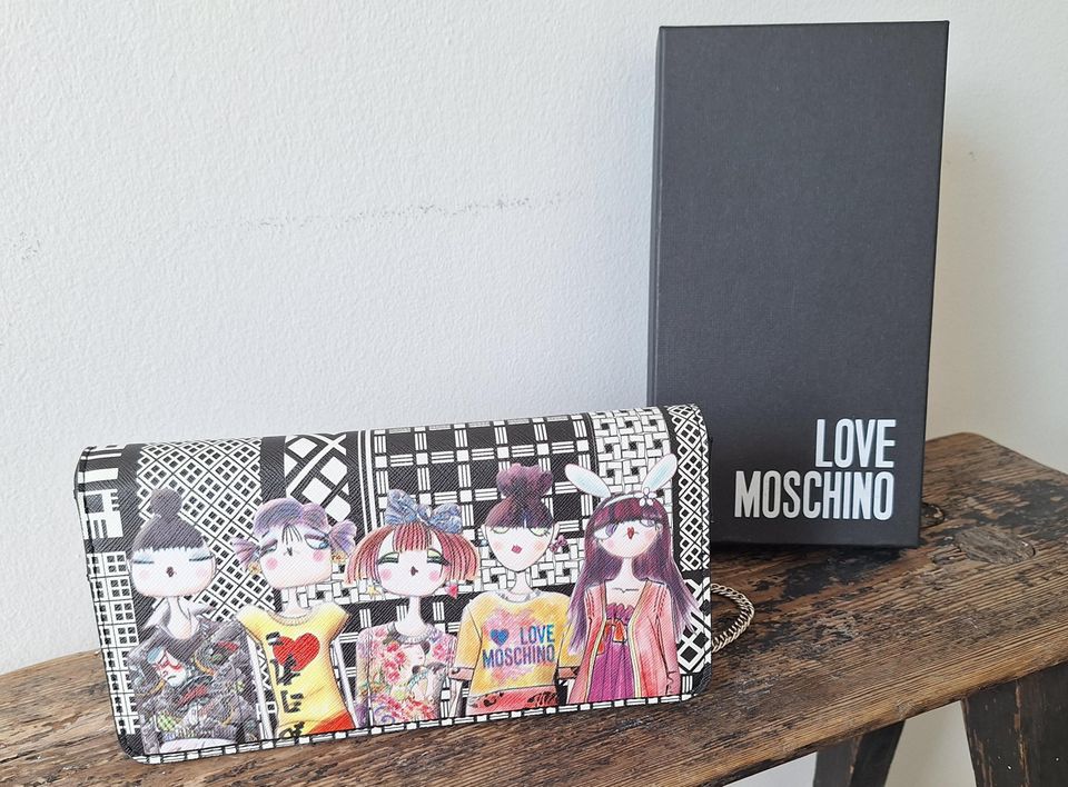 Love Moschino pikkulaukku alkuperäispakkauksessa