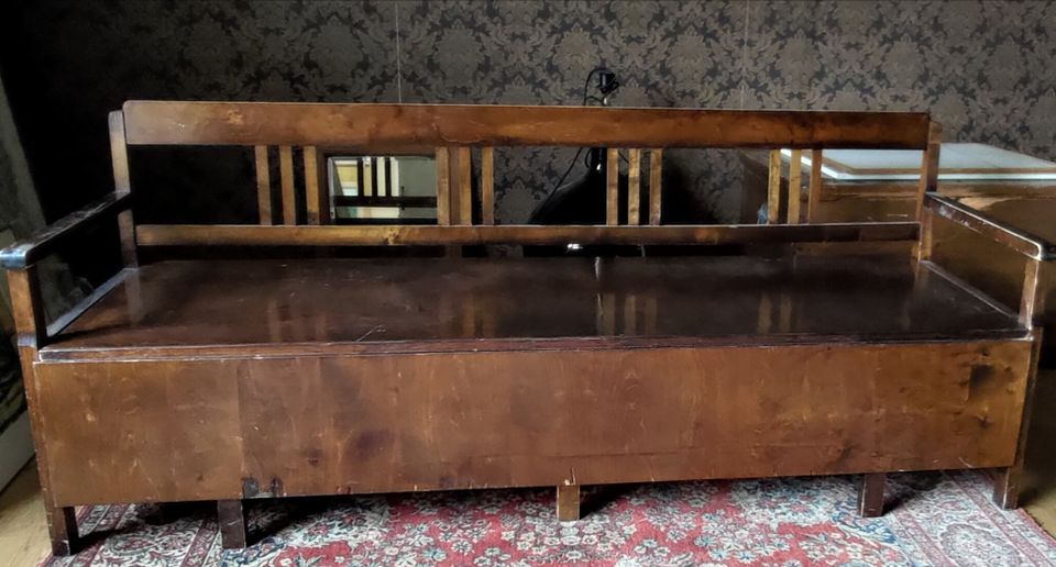 Vanha puinen sohva