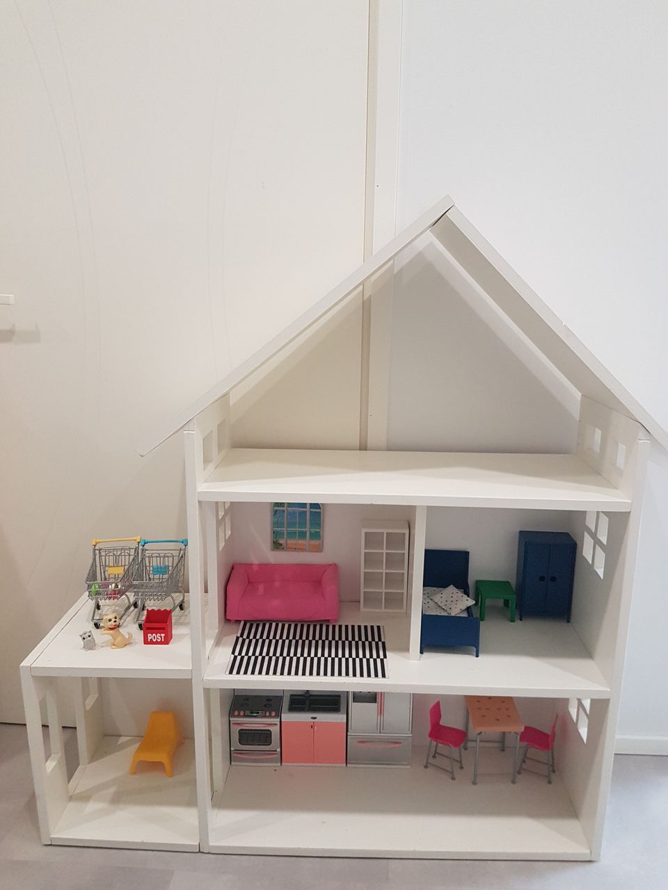 Puinen Barbie talo (+kalusteet ja tarvikkeet)
