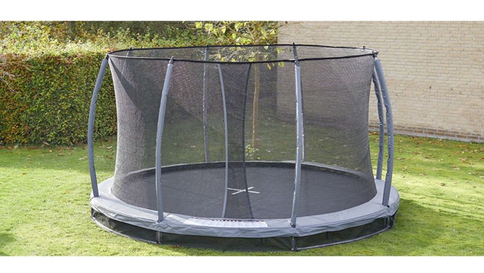 Uusi paketissa oleva trampoliini