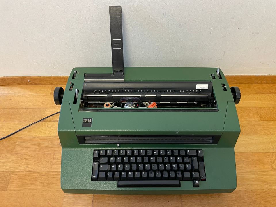 2 kpl IBM 670X sähkökäyttöisiä kirjoituskoneita