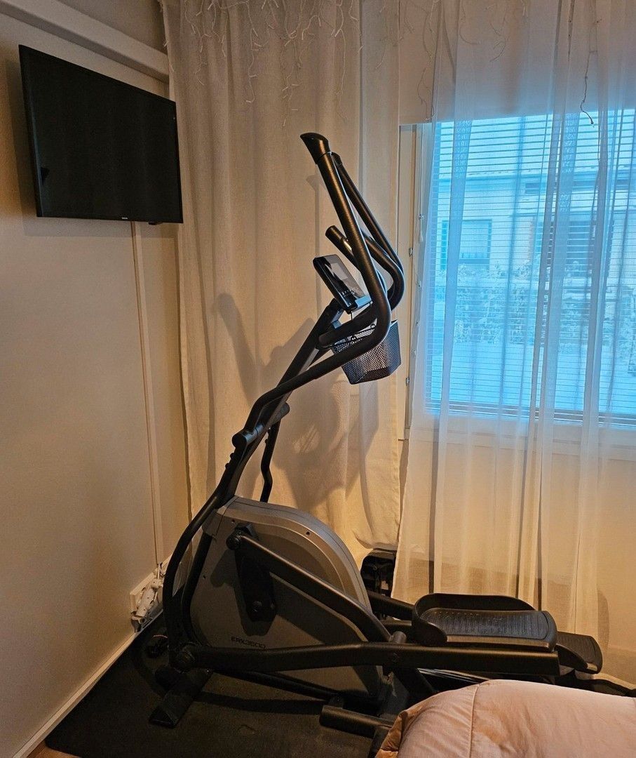 CrossTrainer (Etuvetoinen, Bluetooth, Valmisohjelmat, iConsole, Kinomap)